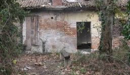 Rùng mình phát hiện xác chết “lủng lẳng” suốt 5 năm trong ngôi nhà bỏ hoang